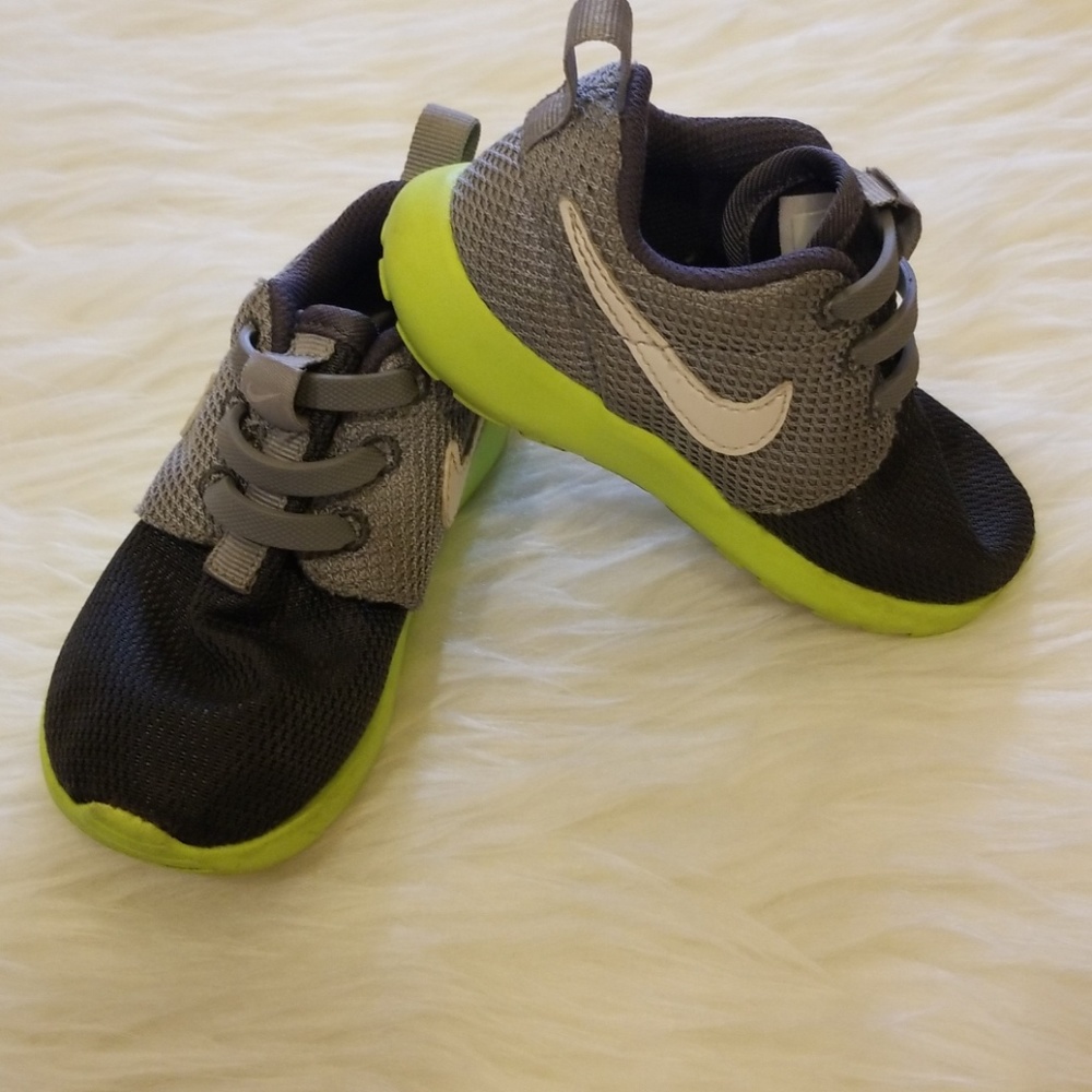 🤸‍♂️Nike Roshe One🤸‍♀️sneakers size 7